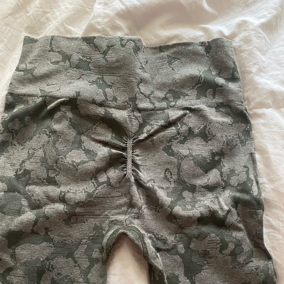 Gymshark Adapt Camo Seamless Leggings - Green - Picture 3 of 5